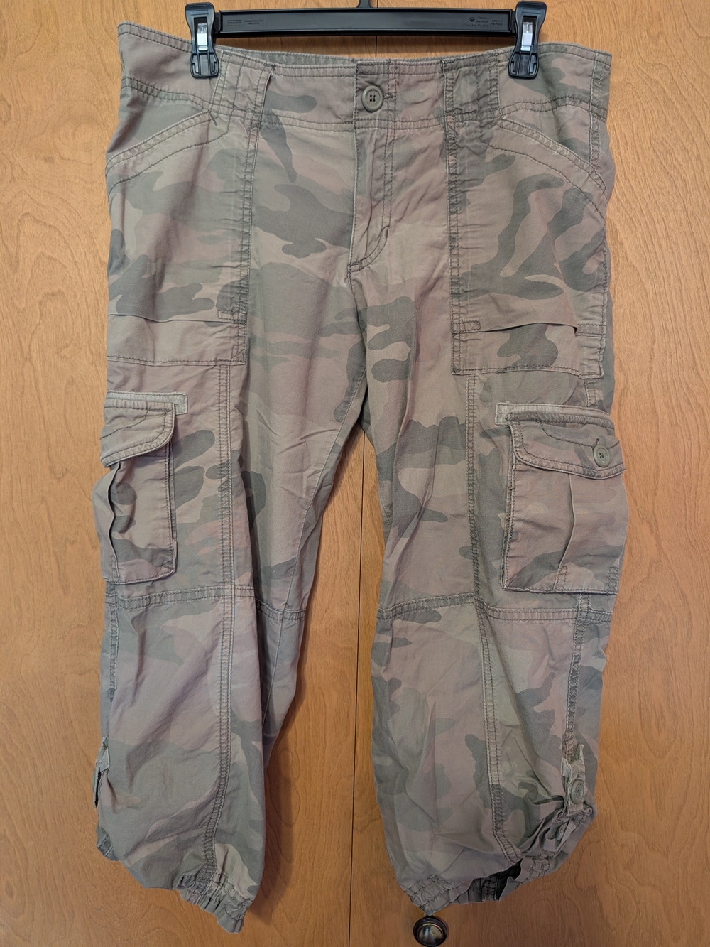 Hollister Y2K Camouflage Cargo Pants / Capris — Size Large Womens